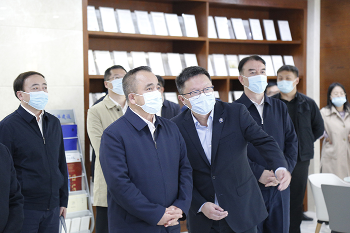 20230327新疆維吾爾自治區(qū)黨委副書(shū)記、自治區(qū)主席艾爾肯?吐尼亞孜一行蒞臨太平洋建設(shè)新疆總部考察指導(dǎo).jpg